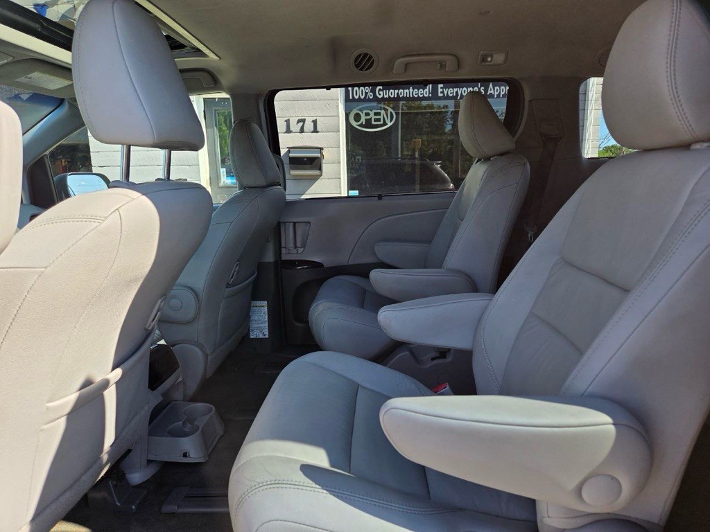 2017 Toyota Sienna Image 13