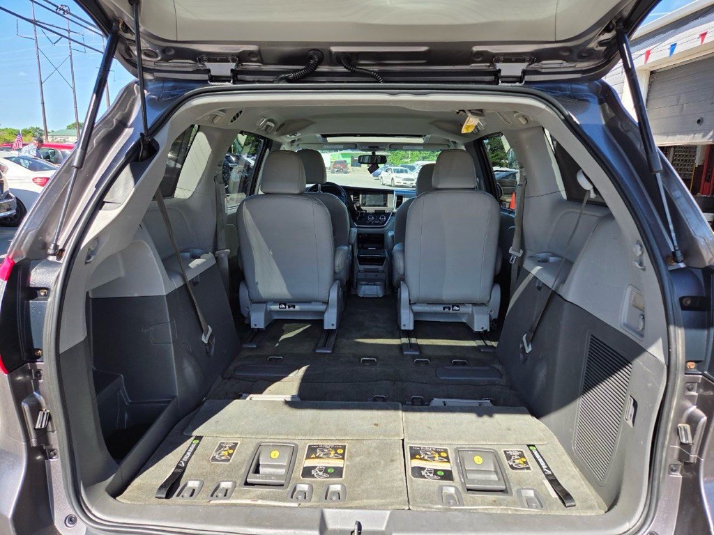 2017 Toyota Sienna Image 14