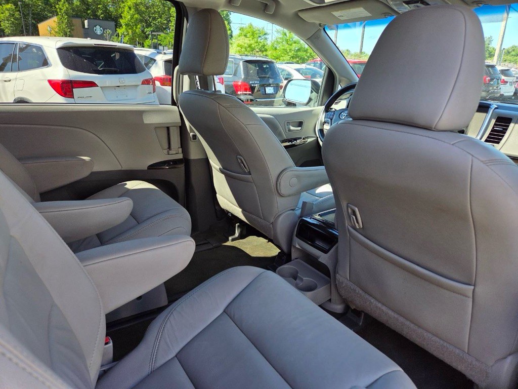 2017 Toyota Sienna Image 15