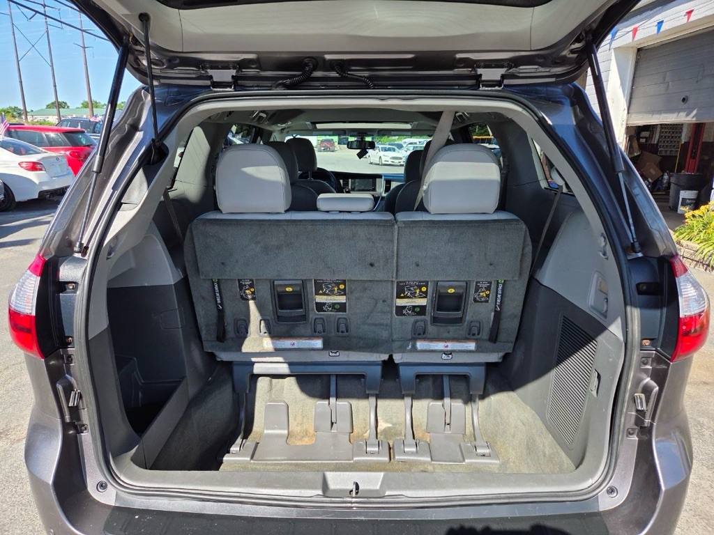 2017 Toyota Sienna Image 17
