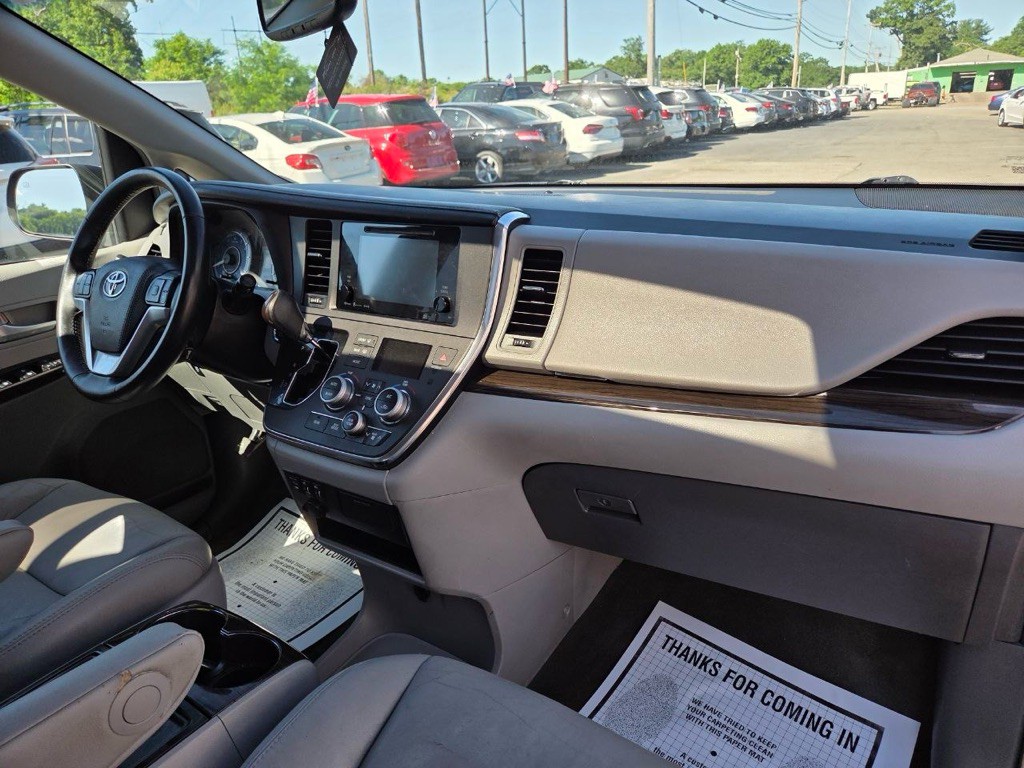 2017 Toyota Sienna Image 18