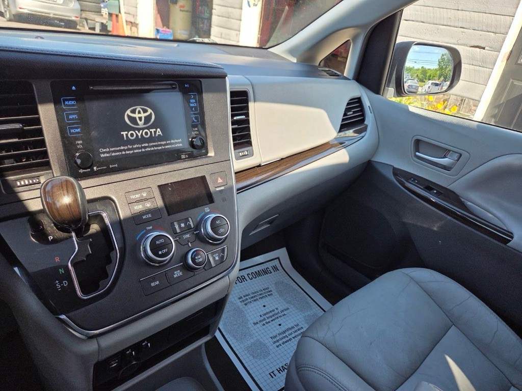 2017 Toyota Sienna Image 19