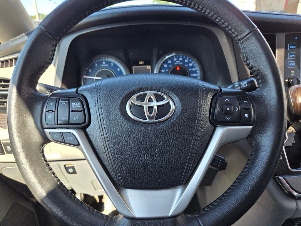 2017 Toyota Sienna Image 20