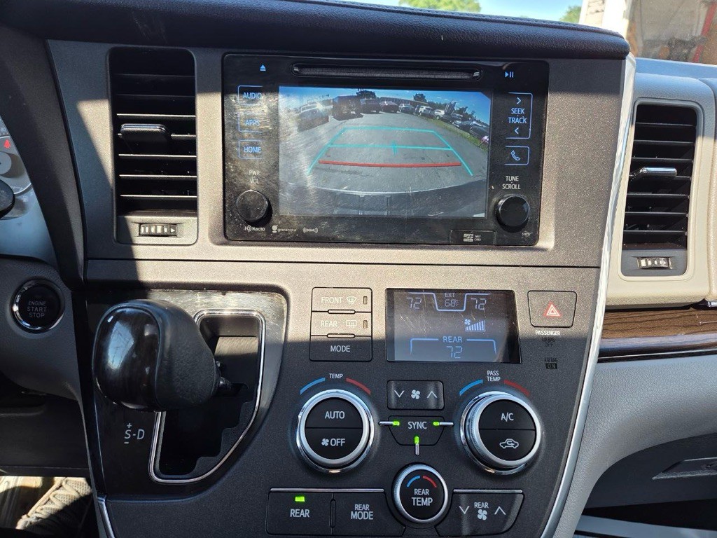 2017 Toyota Sienna Image 22