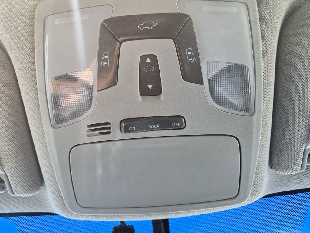 2017 Toyota Sienna Image 23