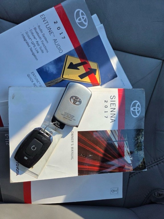 2017 Toyota Sienna Image 24
