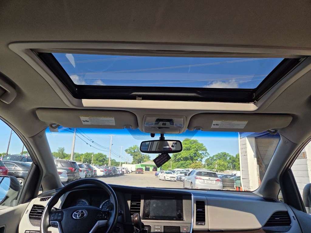2017 Toyota Sienna Image 25