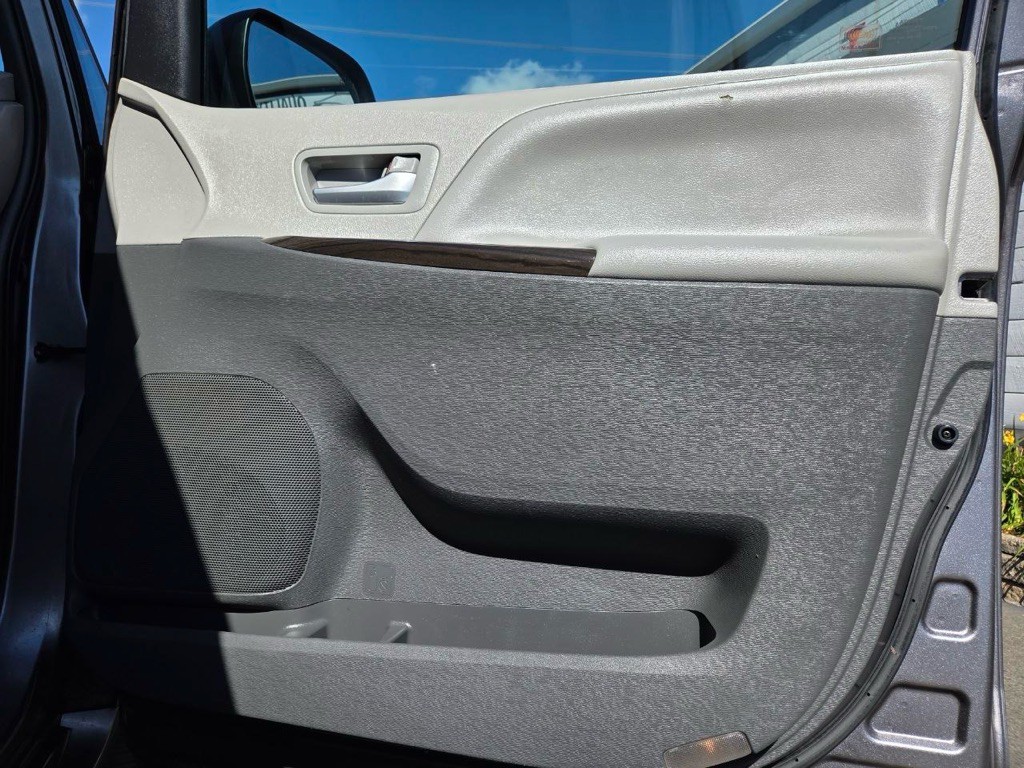 2017 Toyota Sienna Image 26