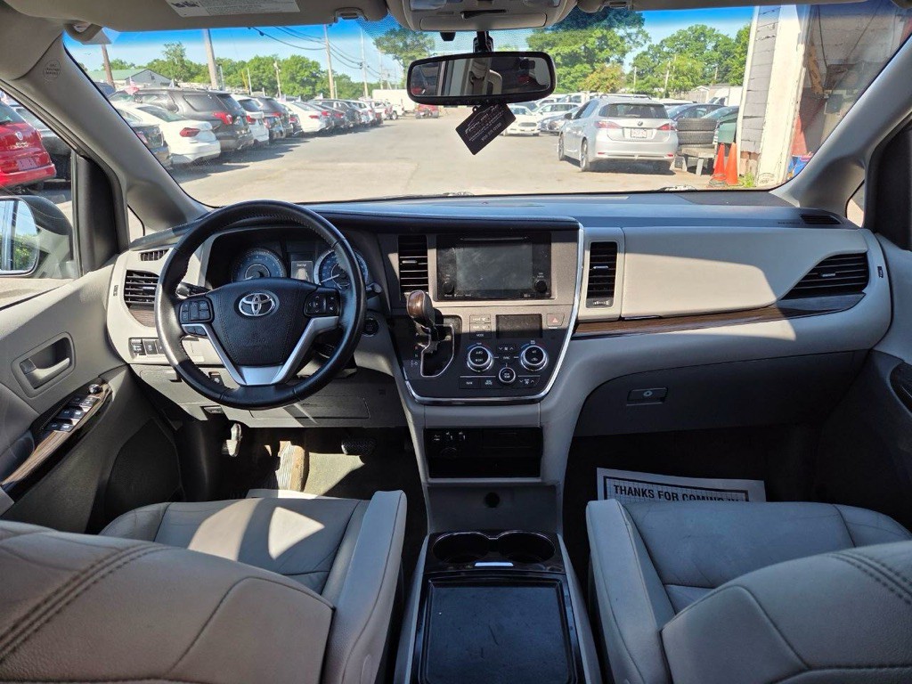 2017 Toyota Sienna Image 29