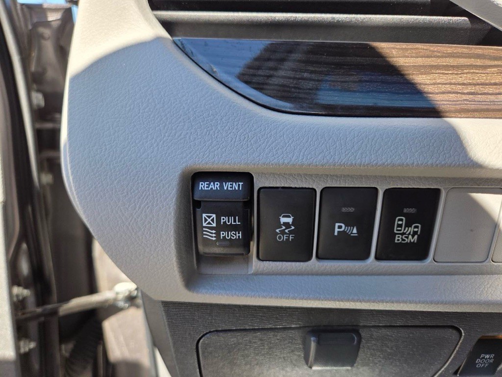 2017 Toyota Sienna Image 30