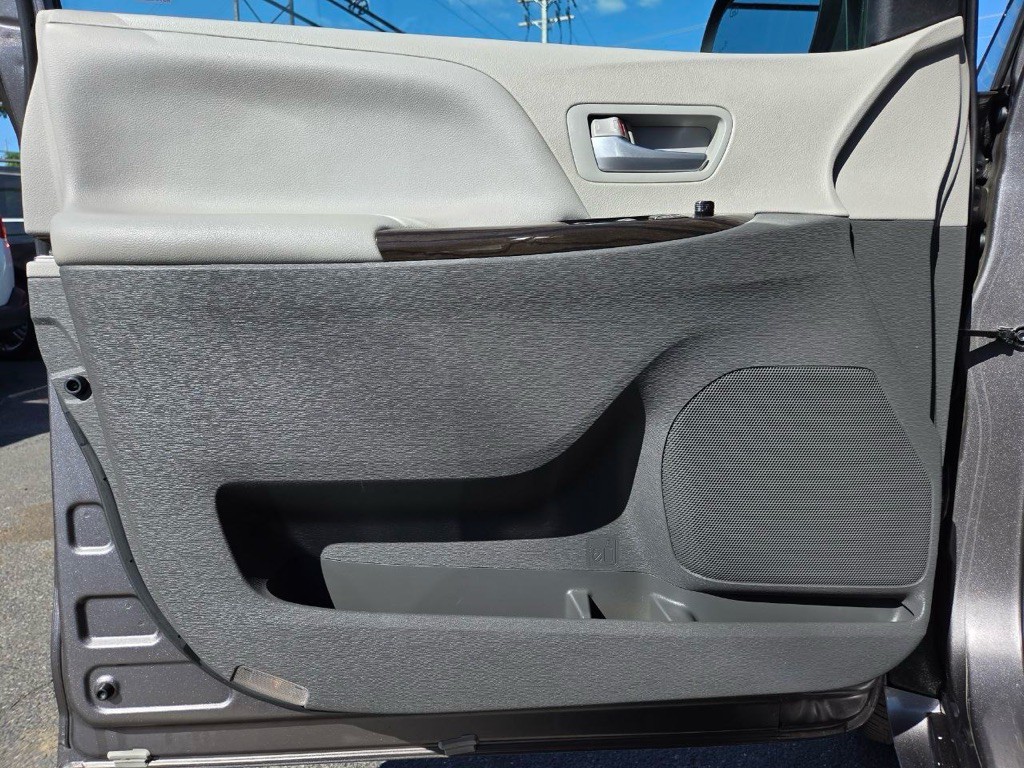 2017 Toyota Sienna Image 31