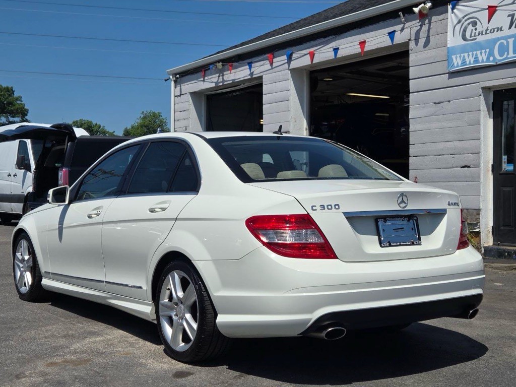 2011 Mercedes-Benz C-Class Image 3