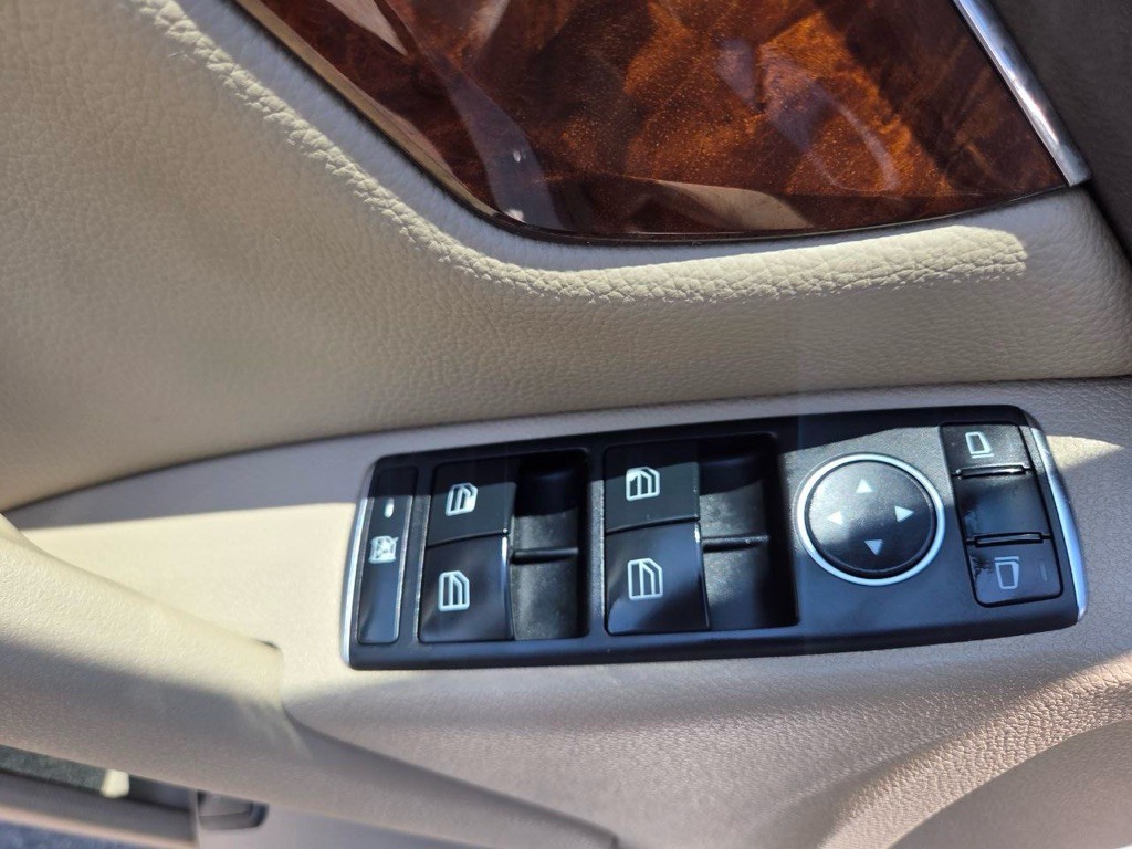 2011 Mercedes-Benz C-Class Image 25