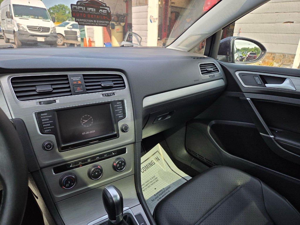 2016 Volkswagen Golf Image 17