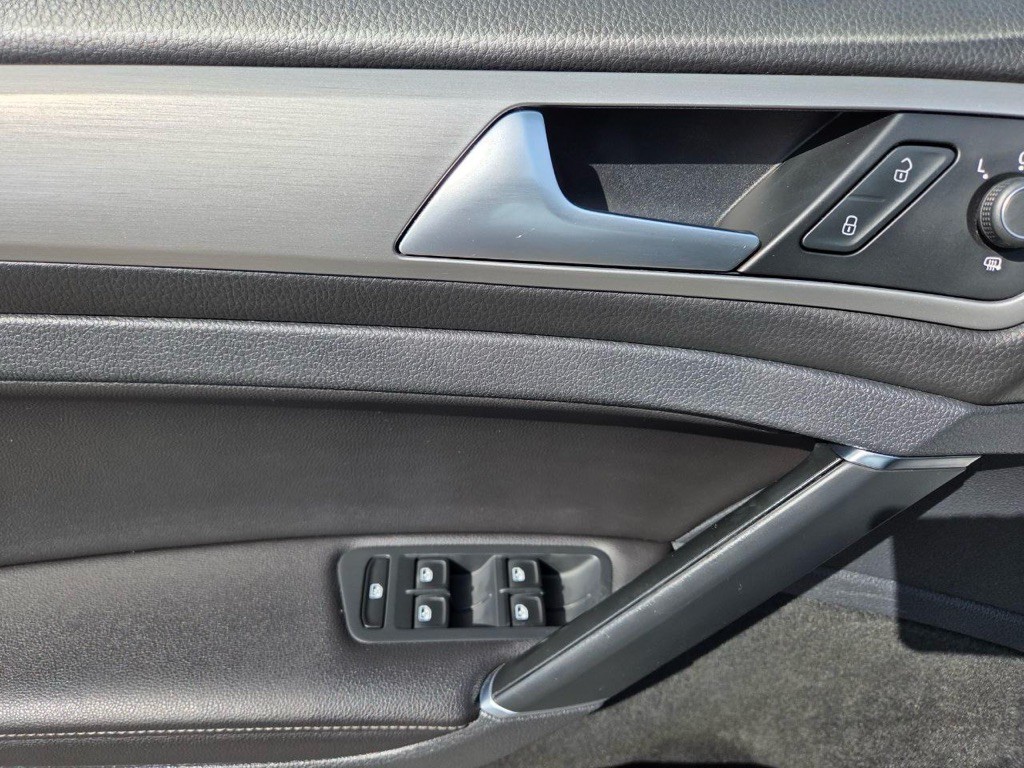 2016 Volkswagen Golf Image 23