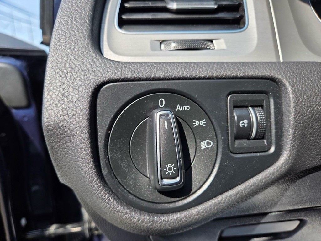2016 Volkswagen Golf Image 25