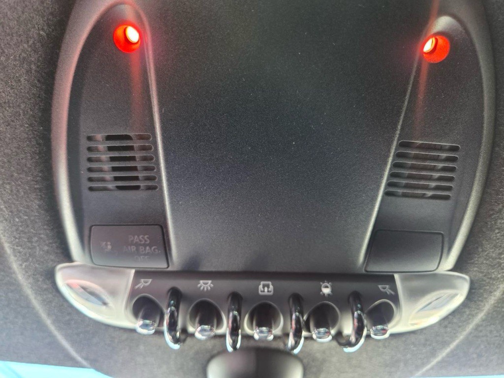 2013 MINI Cooper Image 24