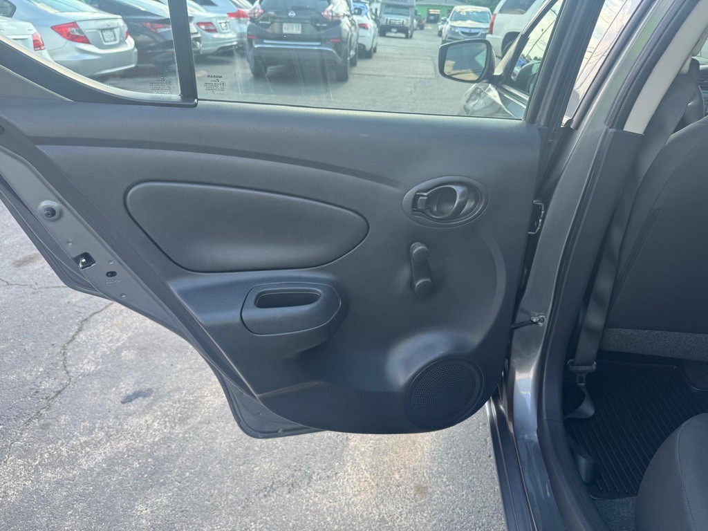 2017 Nissan Versa Image 34