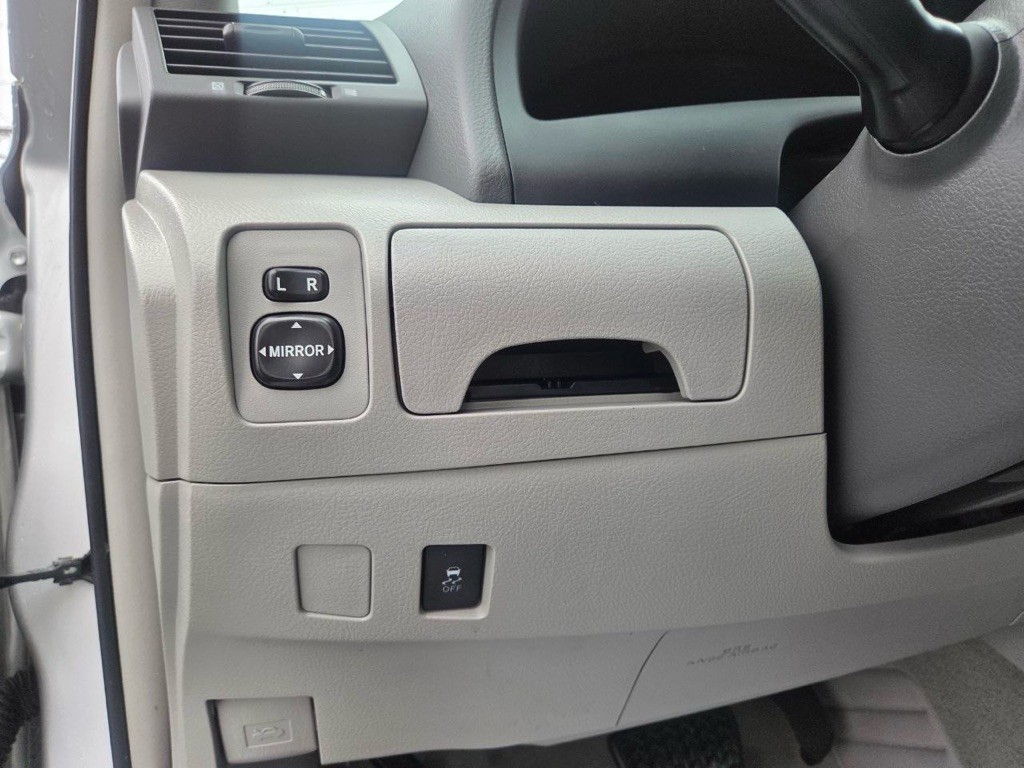 2011 Toyota Camry Image 25