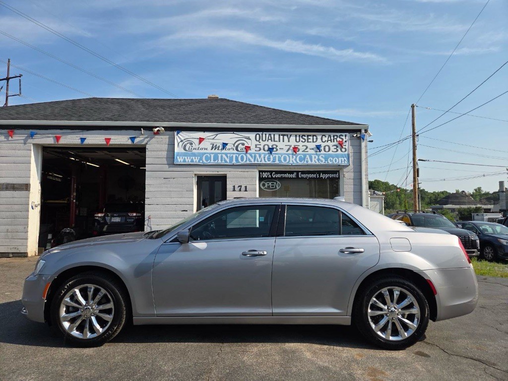 2015 Chrysler 300 Image 2