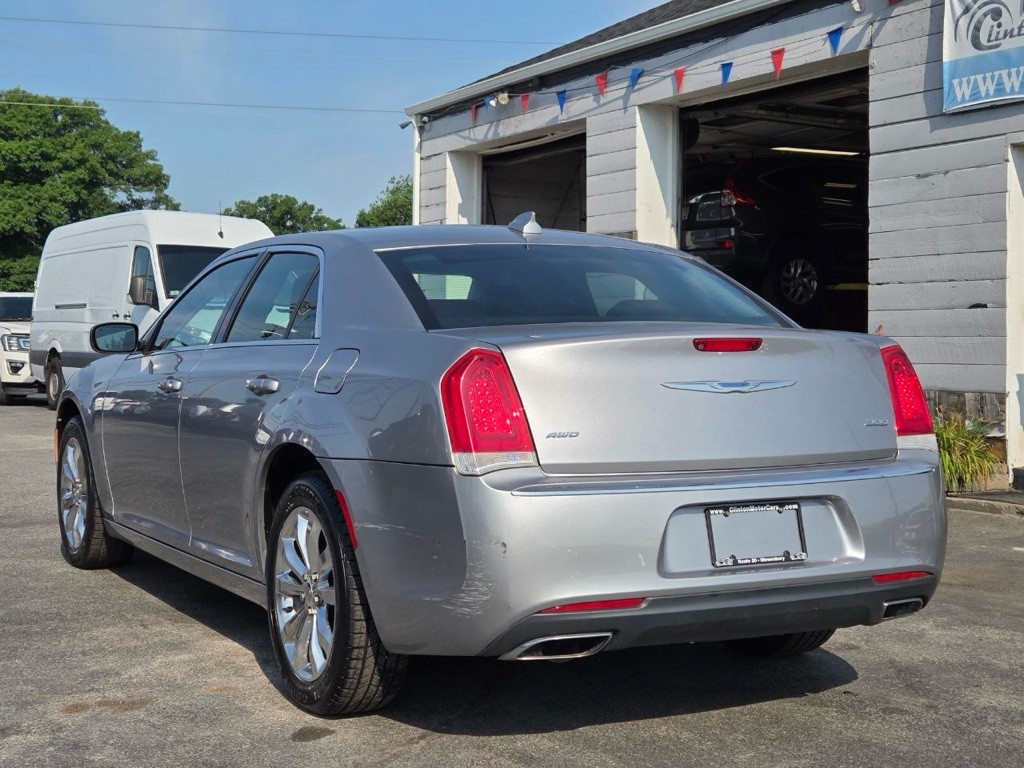 2015 Chrysler 300 Image 3