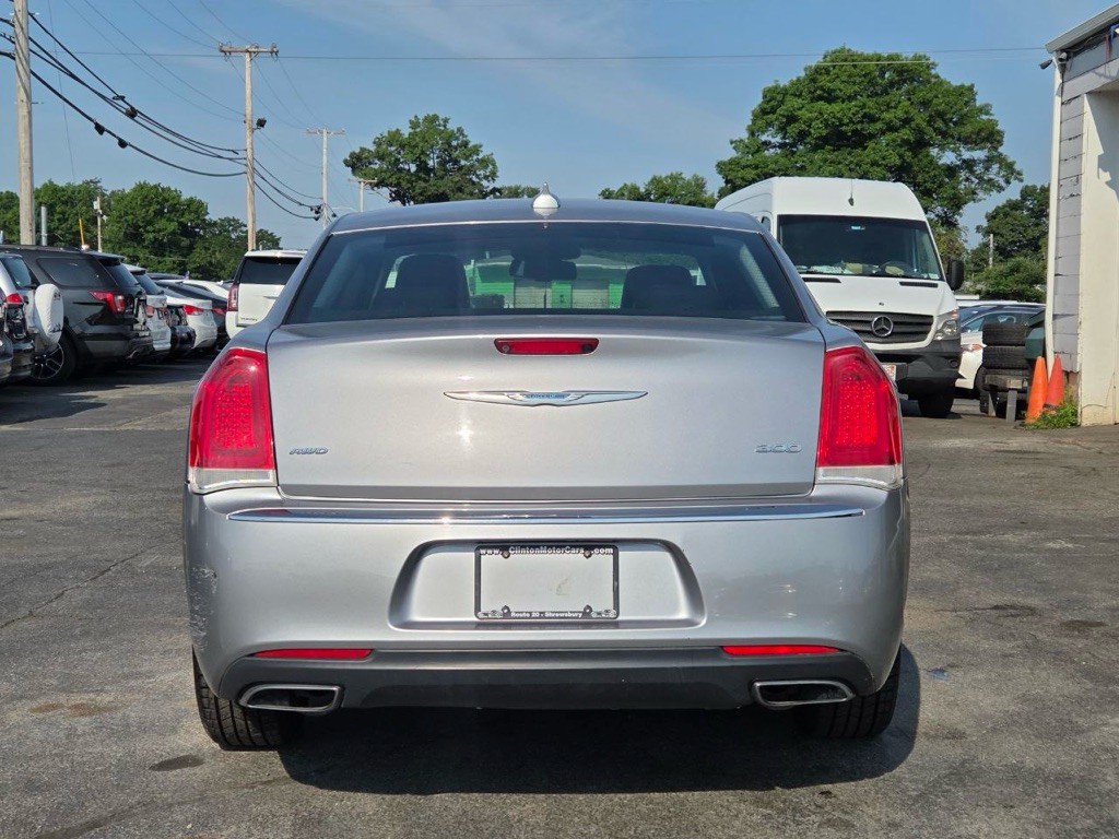 2015 Chrysler 300 Image 4