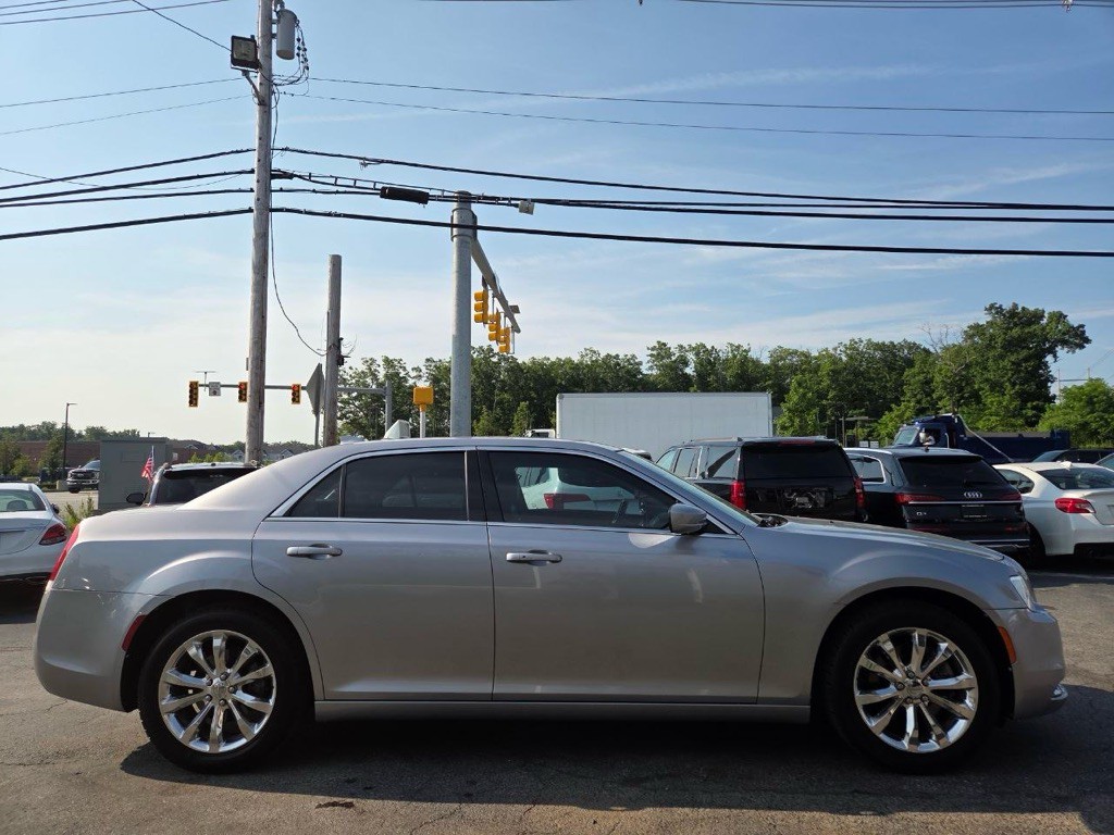 2015 Chrysler 300 Image 6