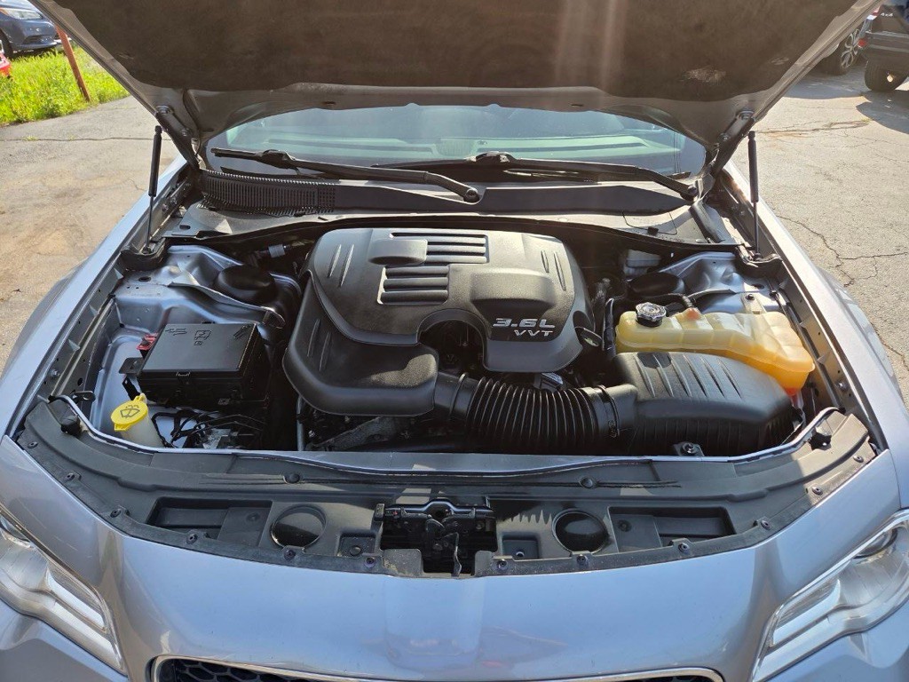 2015 Chrysler 300 Image 9