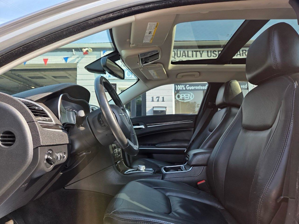 2015 Chrysler 300 Image 10