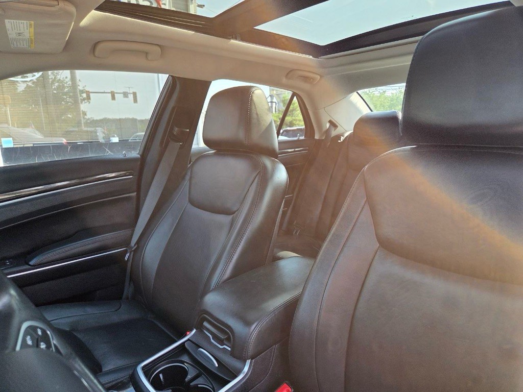 2015 Chrysler 300 Image 11