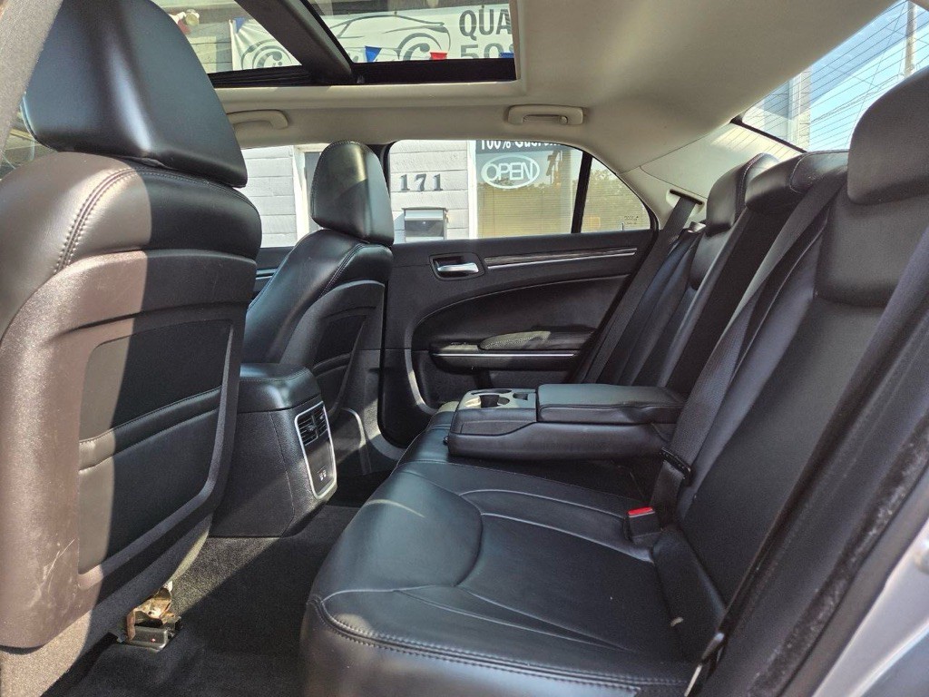 2015 Chrysler 300 Image 12