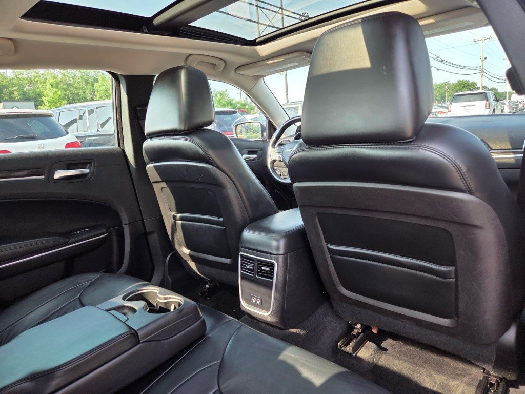 2015 Chrysler 300 Image 13
