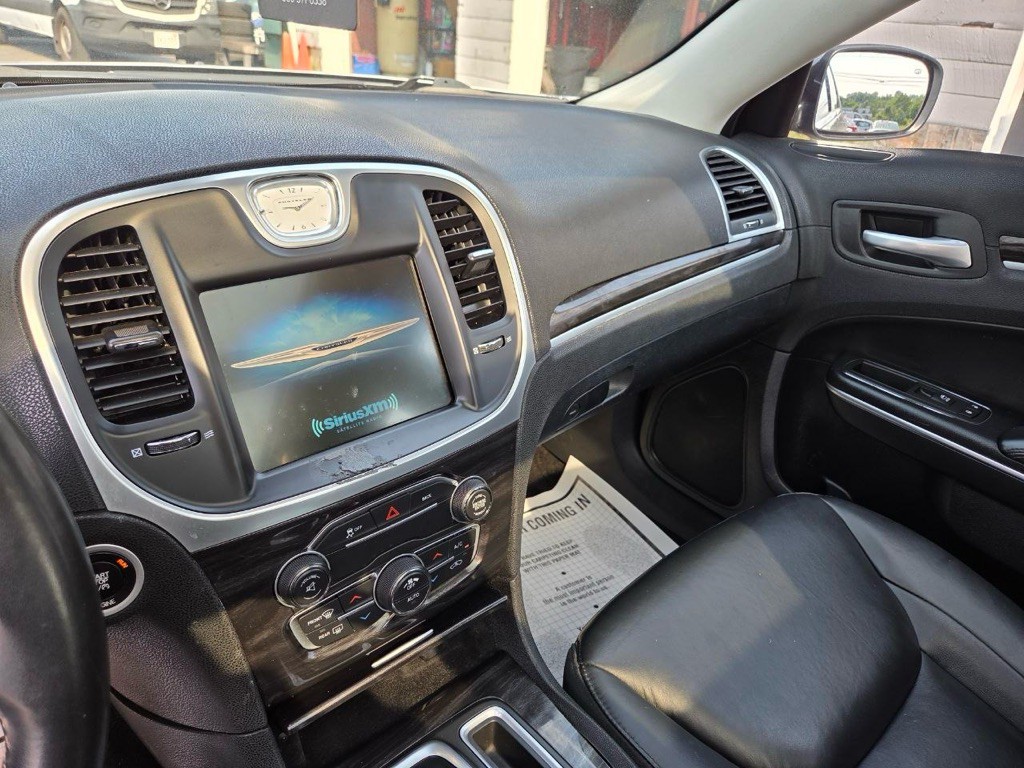 2015 Chrysler 300 Image 16