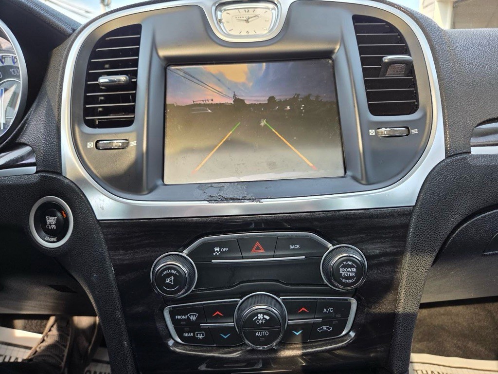 2015 Chrysler 300 Image 17