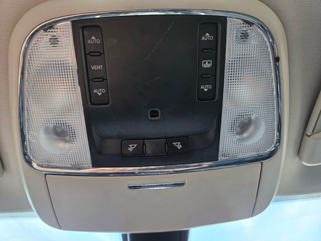 2015 Chrysler 300 Image 18