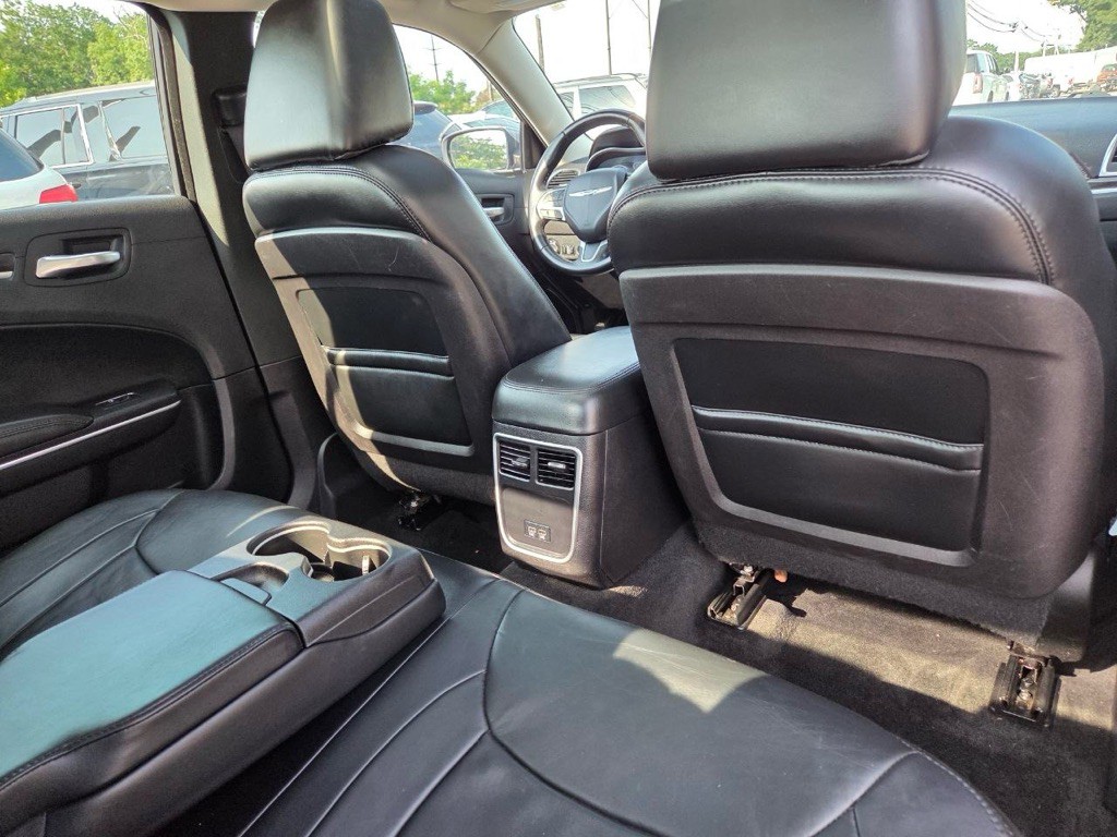 2015 Chrysler 300 Image 21