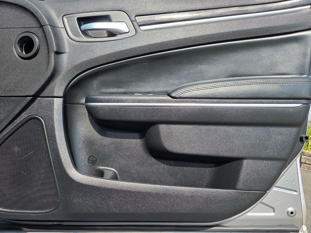 2015 Chrysler 300 Image 22
