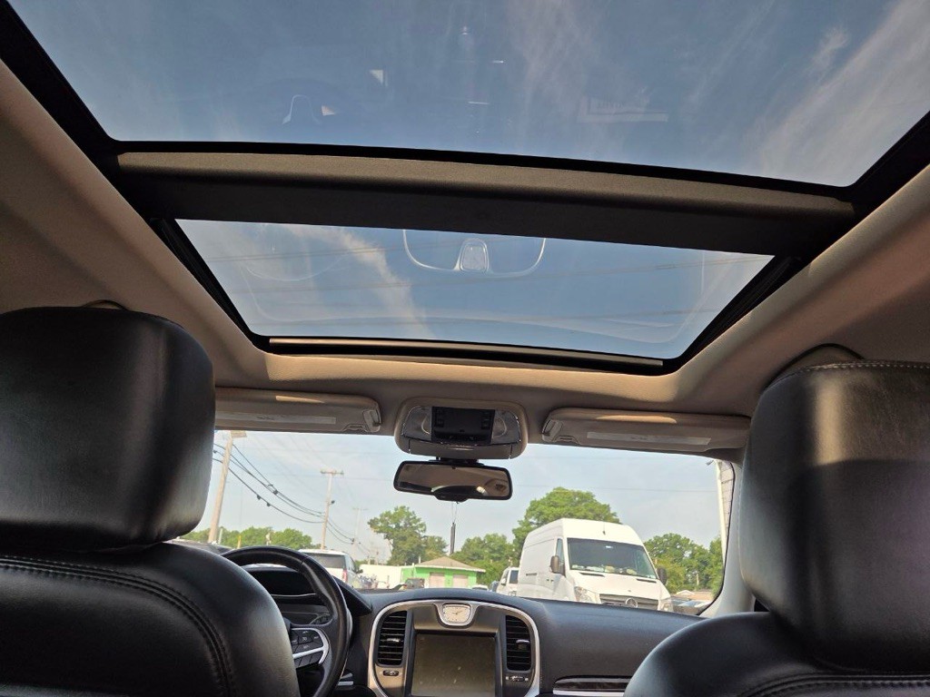 2015 Chrysler 300 Image 23