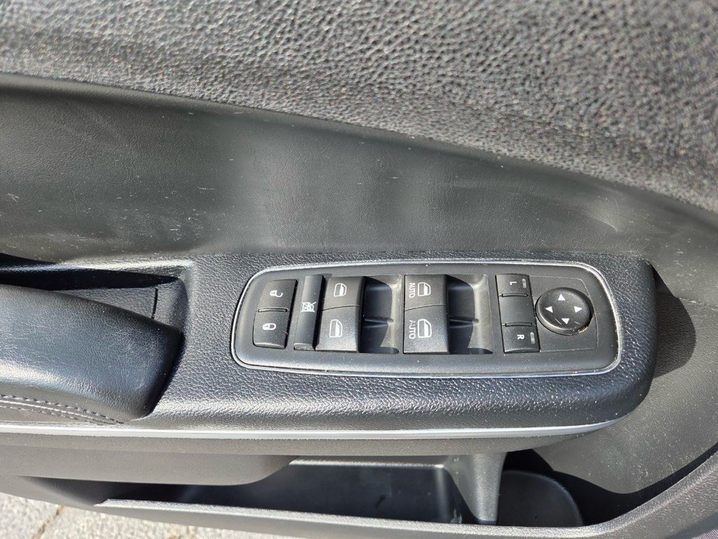 2015 Chrysler 300 Image 24