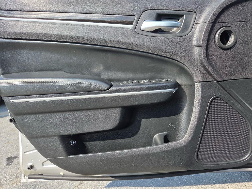 2015 Chrysler 300 Image 25