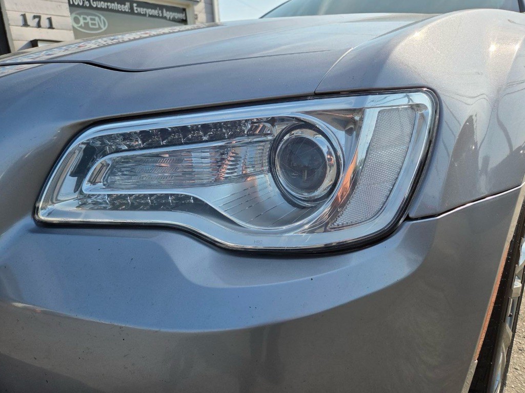 2015 Chrysler 300 Image 29