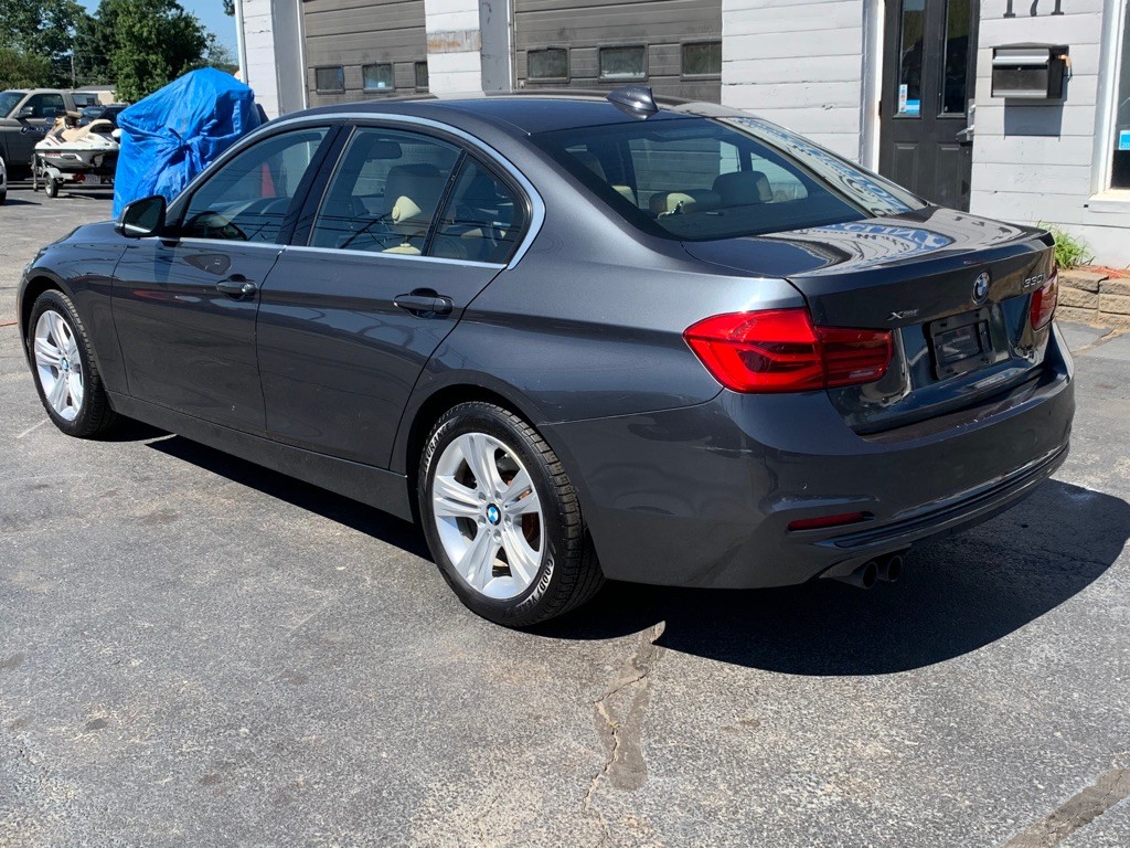 2017 BMW 3 Series Image 9