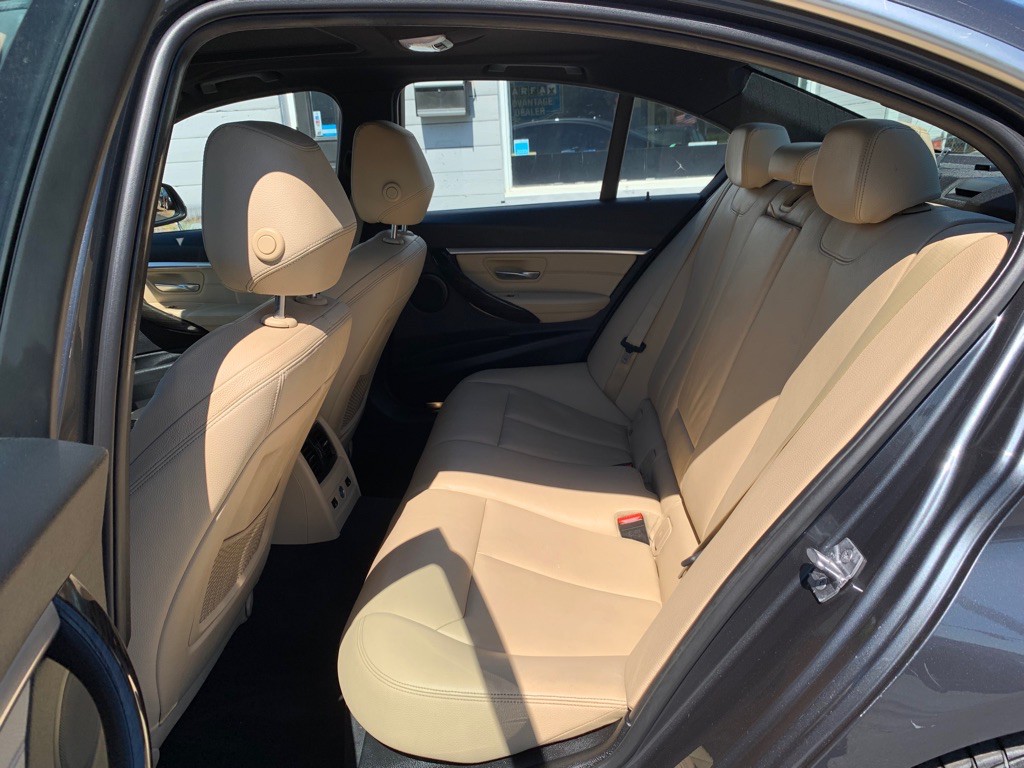 2017 BMW 3 Series Image 12
