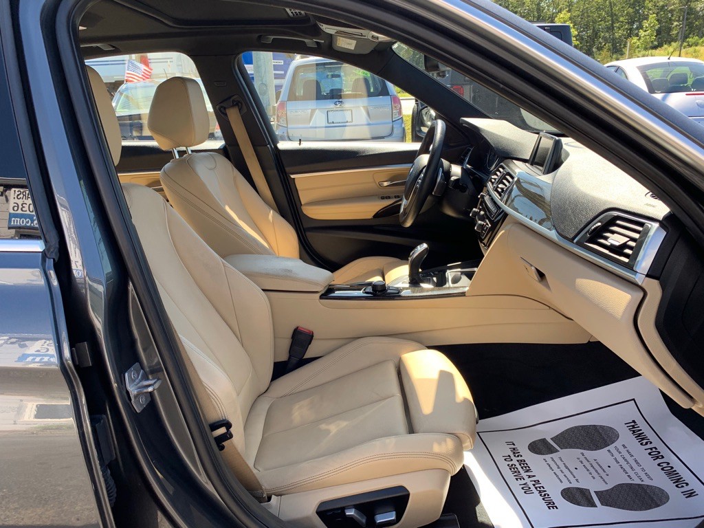 2017 BMW 3 Series Image 16