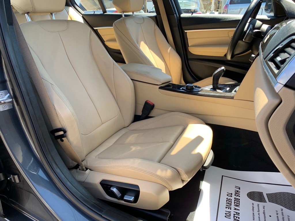 2017 BMW 3 Series Image 17