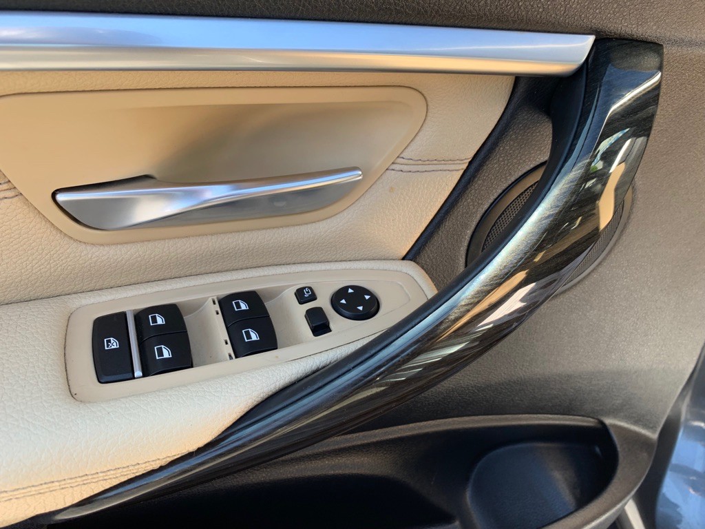 2017 BMW 3 Series Image 24