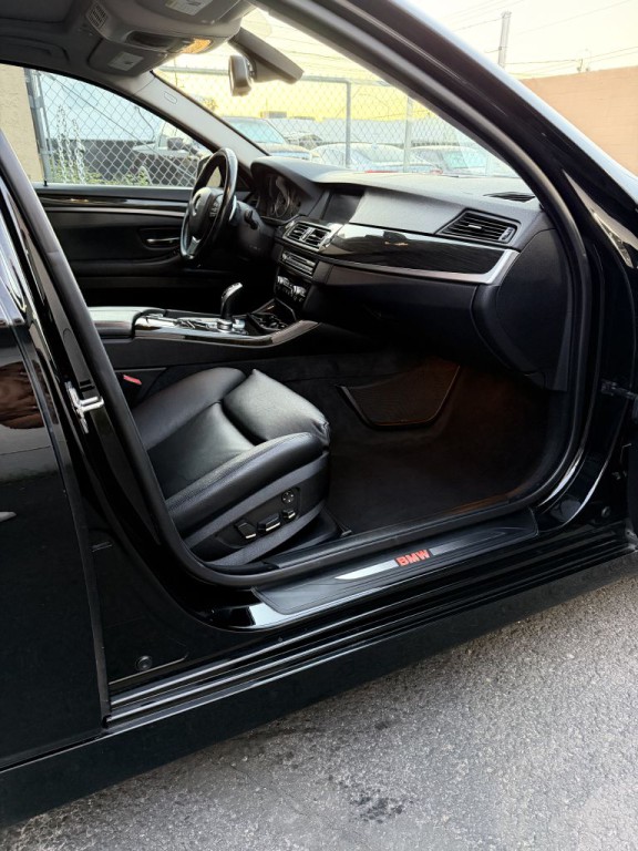 2011 BMW 5 Series Image 9