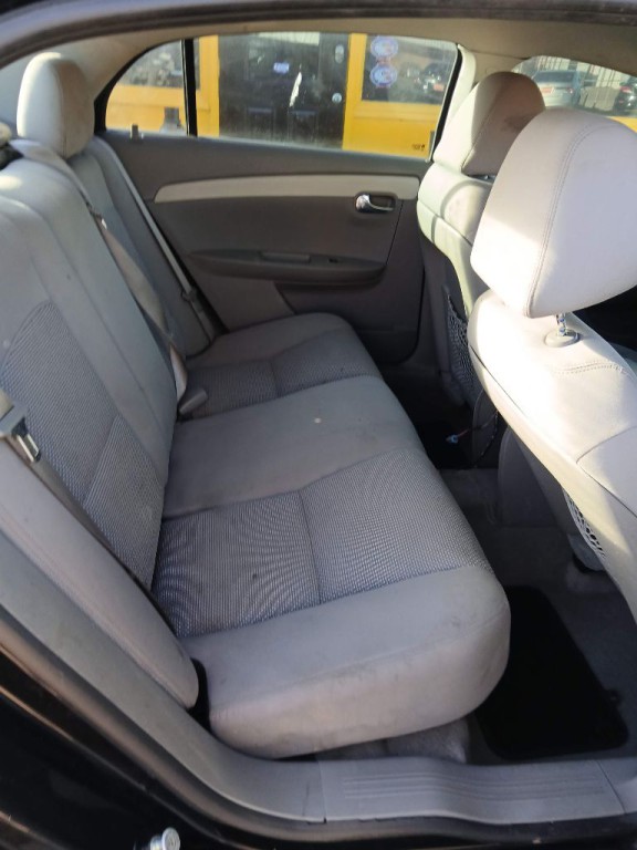 2011 Chevrolet Malibu Image 2