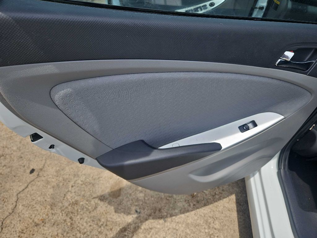 2014 Hyundai Accent Image 8