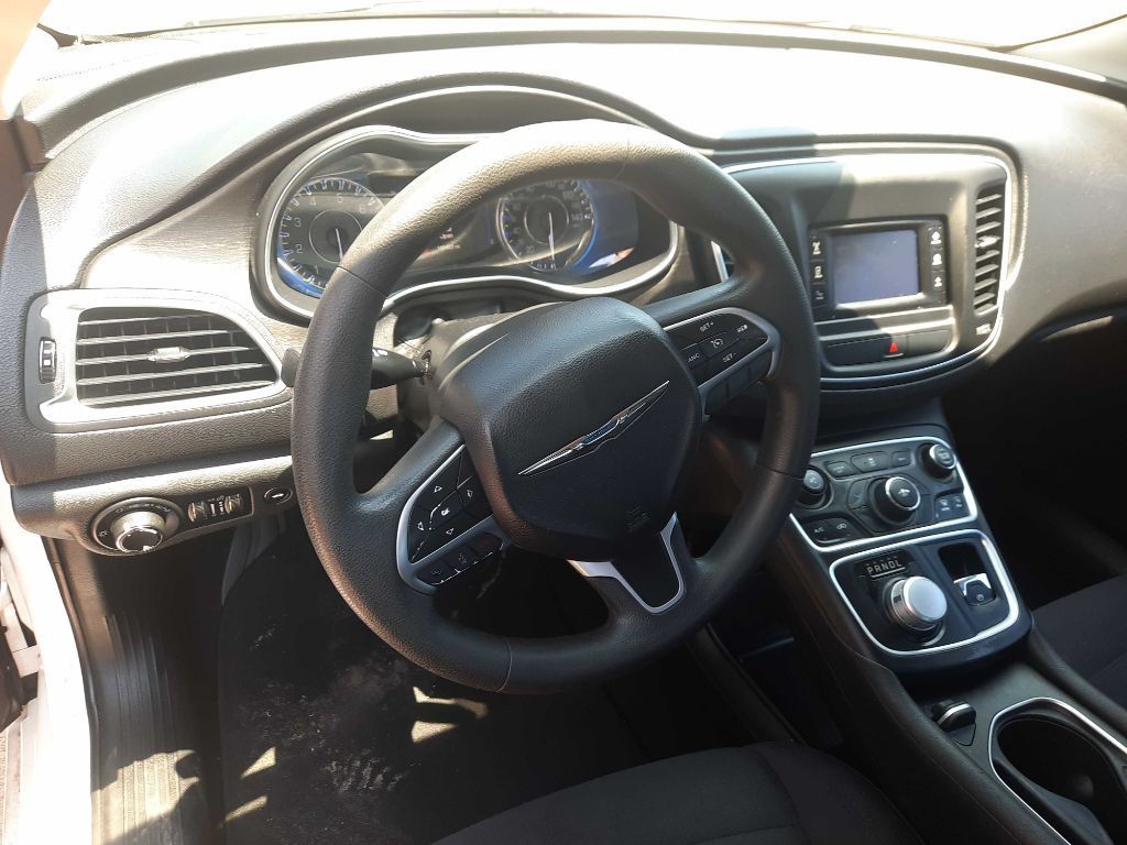 2015 Chrysler 200 Image 11